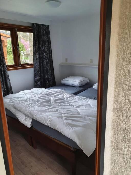 Cosy chalet for 4 @ Veluwe Putten Buitenkant foto