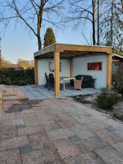 Cosy chalet for 4 @ Veluwe Putten Buitenkant foto